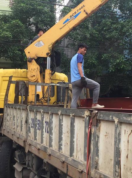 Vận chuyển khung thép vào địa điểm thi công