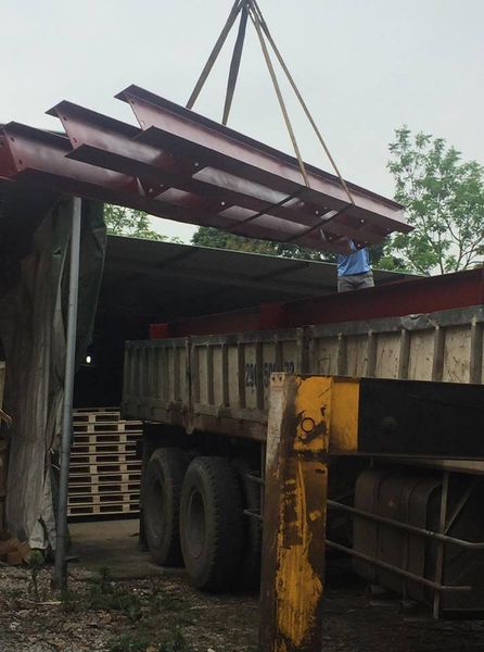 Vận chuyển khung thép vào địa điểm thi công