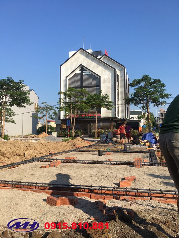 Việc thi công phần móng nhà để dựng hệ khung thép và làm san bê tông siêu nhẹ cần có kỹ thuật cao.