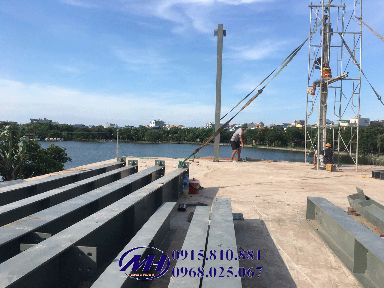 Vận chuyển nguyên vật liệu chuẩn bị lắp dựng