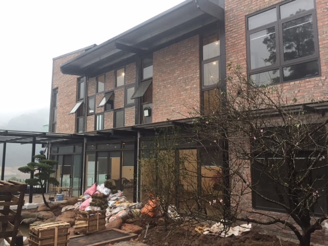 Ngôi nhà thép tiền chế bên hồ